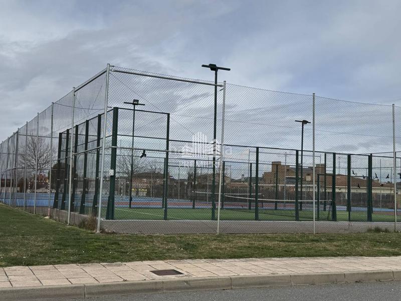 Foto 9a43d24a-445a-4488-bae3-ec155c81f17f. Casa bifamiliare con riscaldamento parcheggio piscina in Carbajosa de la Sagrada