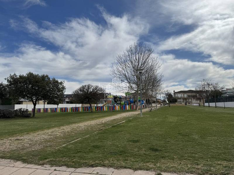 Foto f57f0aa0-c0c0-49f5-924b-7f9eb09da701. Casa bifamiliare con riscaldamento parcheggio piscina in Carbajosa de la Sagrada