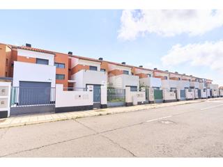 Casa adosada  Golpejas. Tu nuevo comienzo est aqu chalets a estrenar en doinos, el lu