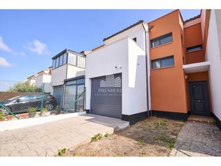 Maison jumelée à Golpejas 48. Tu nuevo comienzo está aquí chalets a estrenar en doñinos, el lu