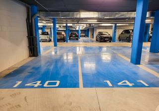 Parking coche en Avenida santa amalia 15. Dos plazas de garaje en fuengirola centro, garaje jade tower.