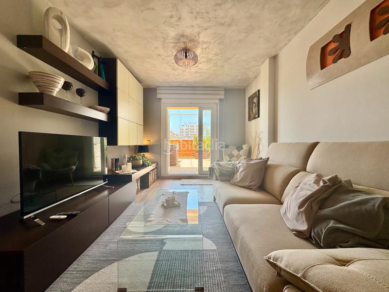 Foto 766e00f7-72ab-44d3-8e3e-df57fa3b6b03. Apartamento piso increíble con gran terraza orientada al suroeste con vistas al mar en Benalmádena