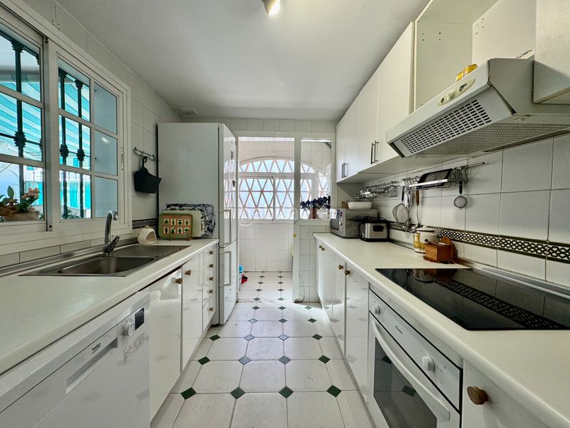 Foto 702c8087-9fa9-4502-a1fd-6269fe311b88. Casa adosada oportunidad real en Los Boliches. chalet adosado con 5 dormitorios a solo 750 metros del mar en Fuengirola