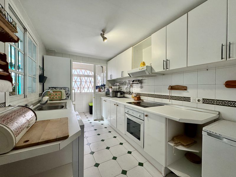 Foto b584b525-e0f4-4404-b94a-abc24121487e. Casa adosada oportunidad real en Los Boliches. chalet adosado con 5 dormitorios a solo 750 metros del mar en Fuengirola