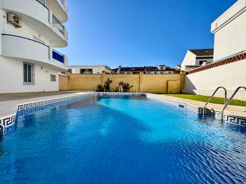 Foto b800f798-0512-4f30-935c-26fa71bbe2a0. Casa adosada oportunidad real en Los Boliches. chalet adosado con 5 dormitorios a solo 750 metros del mar en Fuengirola