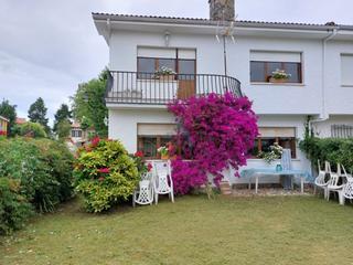 Casa  Celorio - celorio. Chalet pareado a 100 metros de la playa