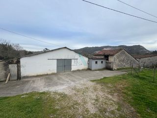 Bâtiment à usage industriel  Ribadedeva - andinas. Bada inmobiliaria pone a la venta este conjunto de cuadra y nave