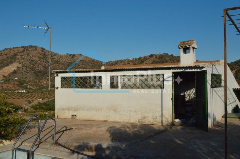 Foto 8a4011f4-54e3-4752-b205-8ad5ff39bdc0. Masia amb xemeneia calefacció a Guaro