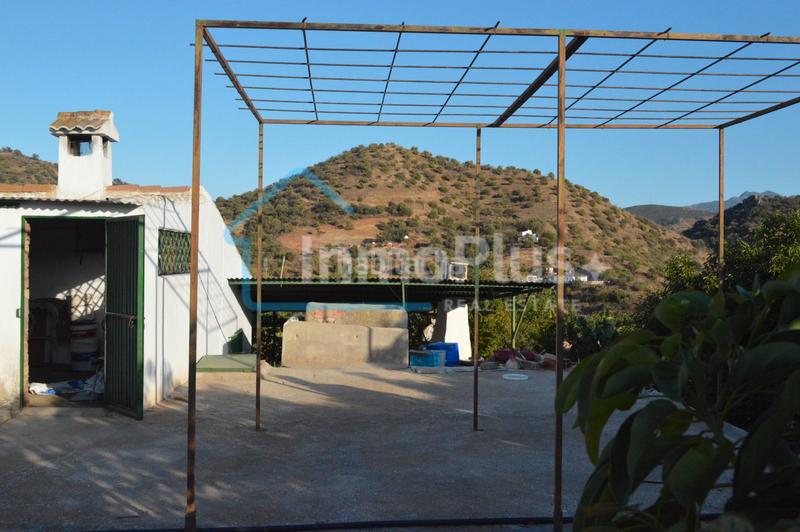 Foto a33aa9e4-485f-4947-b6a7-bb45821964c5. Masia amb xemeneia calefacció a Guaro