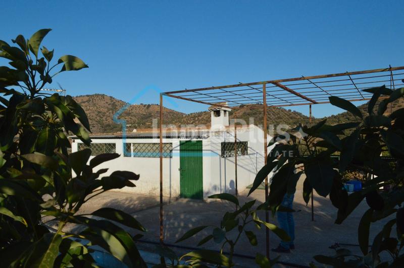 Foto a79e2d60-714e-40d3-ab4b-bf5885daf9a8. Masia amb xemeneia calefacció a Guaro