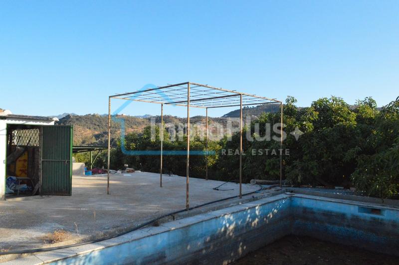 Foto cbb02766-795f-4fb3-ad45-9b738394e75e. Masia amb xemeneia calefacció a Guaro