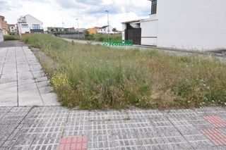 Terreny residencial a Uranio 28. Solar en venta en ciudad rodrigo.