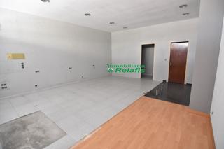 Local Comercial a Yurramendi 24. Local com. en venta en centro comercial, 2 despachos.