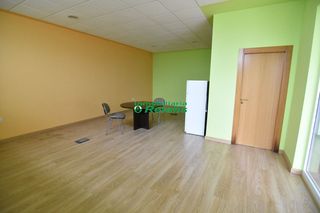 Geschäftsraum in Perdiz. Local com. en venta en el puente, 2 despachos.