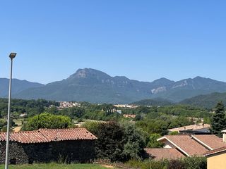 Chalet in Olot. Exclusiva casa unifamiliar amb piscina i espectaculars vistes a