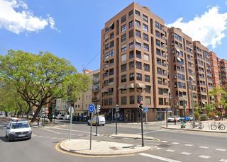 Local Comercial  Calle calle doctor manuel candela. Estupendo local con fachada a dos calles en dr manuel candela