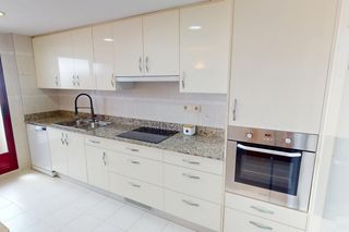 Location Appartement  Calle de josé maría haro. Se alquila amplio y luminoso piso con vistas al mar con plaza de
