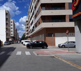 Aparcament cotxe a Oliva Pueblo. Dos garajes en oliva, en zona de dificil aparcamiento
