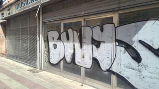 Local commercial à Torrelavega - cl julian urbina 25. Local con frente enorme y con salida por la parte de detrás. sí,