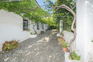 Chalet in Centro. Ubicación premium e incomparable privacidad en alhaurín de la to