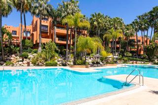 Pis a Vasari-la alzambra 6. Lujoso apartamento en la alzambra  a solo pasos de puerto banús