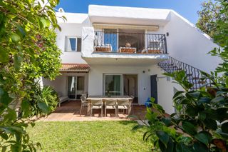 Haus en Cabopino - Artola. Exclusiva vivienda con vistas al mar y golf en marbella este  4