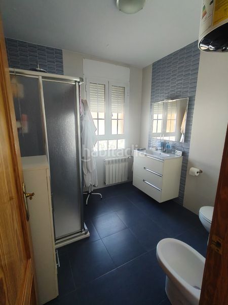 Foto 22164b6d-a3c3-4a3e-a5cb-73b97d4431da. Chalet casa con semisotano centrica en Baza