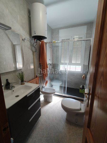 Foto 861e8dcd-e06a-4b21-a834-576675e5d0bd. Chalet casa con semisotano centrica en Baza