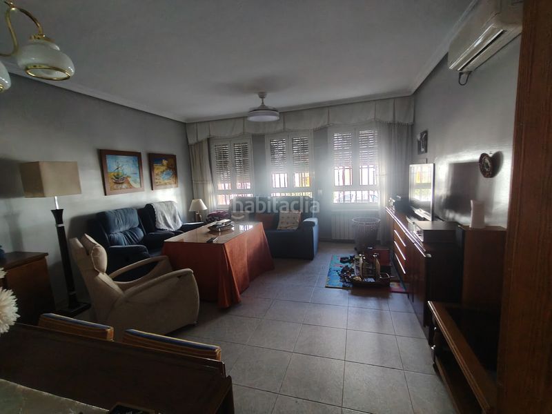 Foto e11b8bcf-83cc-4b7c-9a3e-6c5f4a459b87. Chalet casa con semisotano centrica en Baza