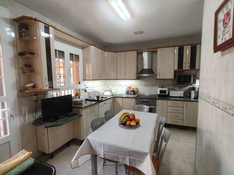 Foto fc199c8a-c01d-408b-ab87-f86a6a921a18. Chalet casa con semisotano centrica en Baza