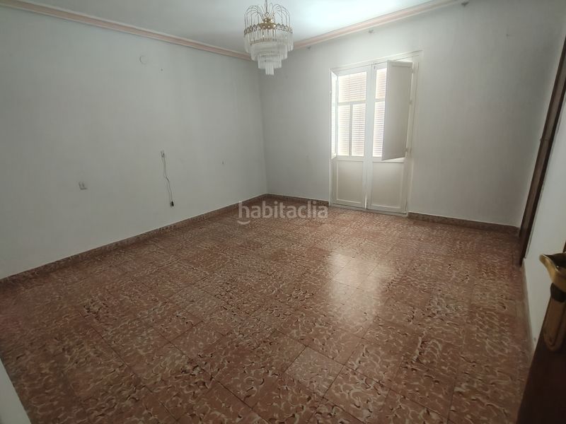 Foto c488ea2b-dd92-4b9e-bbbd-a8b2a35e23e8. Casa amb xemeneia a Baza