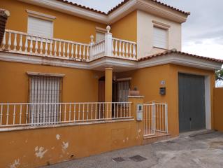 Casa  Urbanizacion residencial los molinos. Casa con cochera