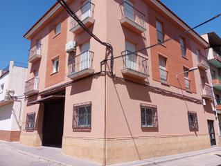 Édifice à Calle abenamar 2. Edificio con 2 piso nuevos y cochera