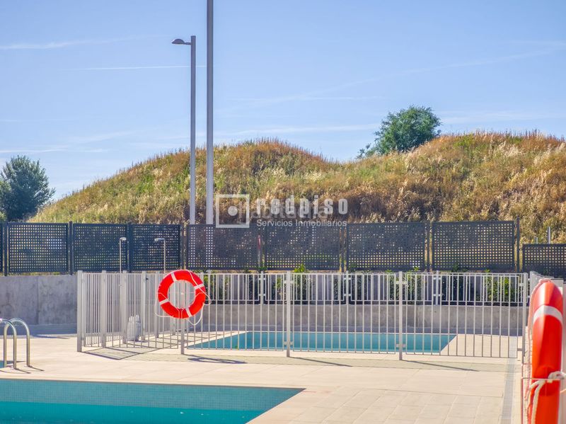 Foto a9c30587-f3ed-438e-9a84-edb563b17e0d. Pis amb calefacció aparcament piscina a El Cañaveral Madrid