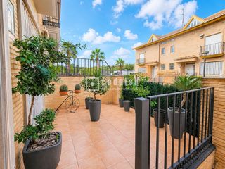 Chalet à Centro. Exclusivo chalet adosado con 4 dormitorios, garaje privado y ter