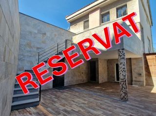 Casa adosada en Sant Vicenç dels Horts. Exclusiva vivienda con acabados de primera calidad