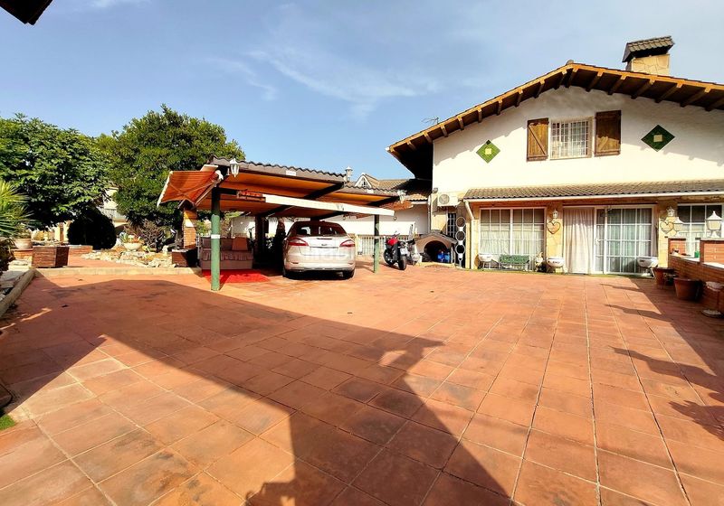 Foto 06e07ac0-47da-47a3-9975-90c5923886e2. Casa amb calefacció aparcament piscina a Torrelles de Llobregat