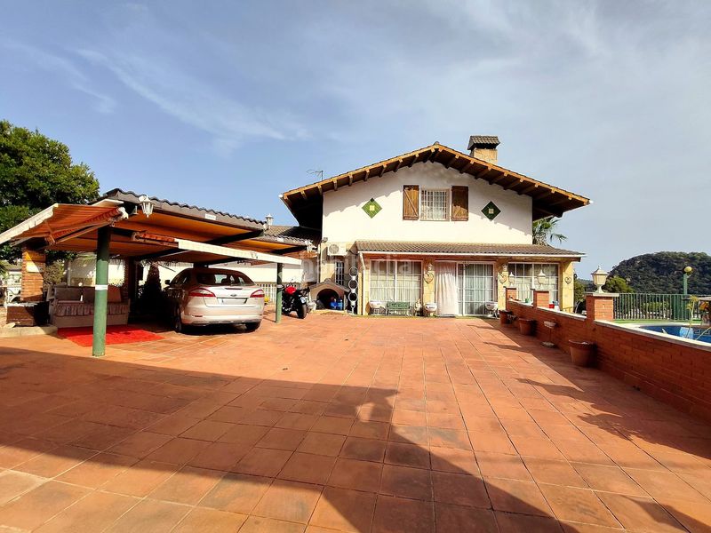Foto 5763f274-ef76-4e2b-9178-d89dafa135ab. Casa amb calefacció aparcament piscina a Torrelles de Llobregat