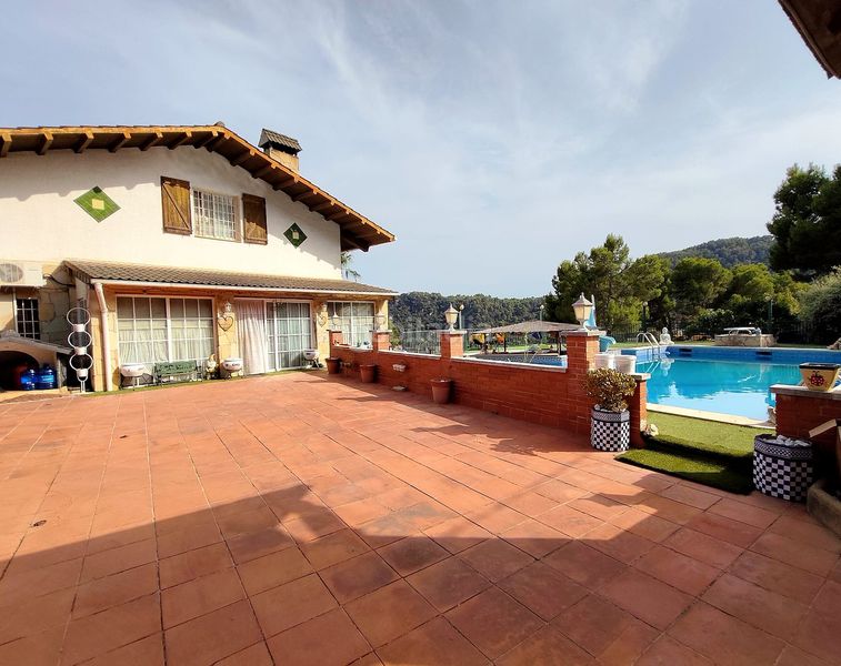 Foto 752dec93-c1ee-4da0-9c56-20d90624a840. Casa amb calefacció aparcament piscina a Torrelles de Llobregat