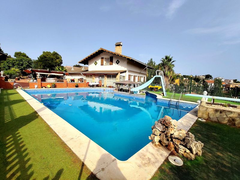 Foto b089a7eb-39cb-41b5-a8b9-38ac19431a17. Casa amb calefacció aparcament piscina a Torrelles de Llobregat
