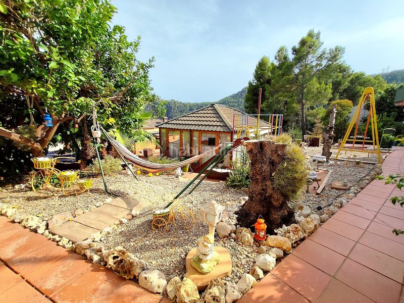 Foto b6050197-c48b-461f-9a87-c2a28cc09402. Casa amb calefacció aparcament piscina a Torrelles de Llobregat