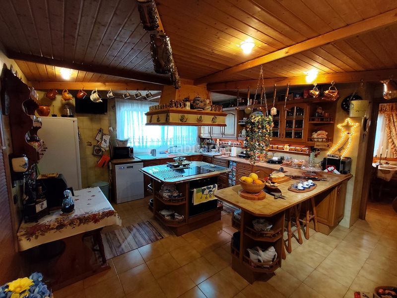 Foto c55b0cfc-864a-44b0-a2e2-6a1f62218240. Casa amb calefacció aparcament piscina a Torrelles de Llobregat