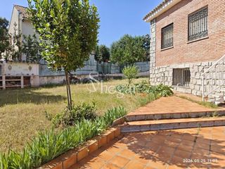 Chalet in Nambroca. Smhogar vende  chalet independiente con piscina en urbanización