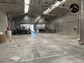 Rent Industrial building  Calle del bronce