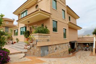 Xalet a Sierra Helada. Te presentamos esta espectacular villa ubicada en una de las zon