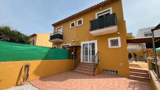 Casa adossada a Montebello - Nou Espai. Este acogedor chalet adosado, ubicado en una urbanizacioacuten m