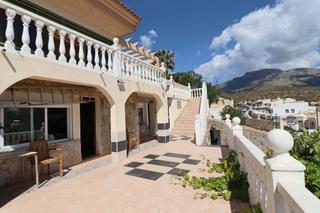 Casa aparellada a Coloma. Gran chalet en la nucia con piscina, parking y amplia parcela pe
