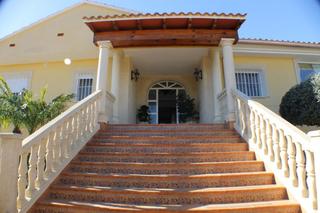 Chalet en Pueblo-Ubanizaciones. Encantadora villa ruacutestica con piscina privada y apartamento