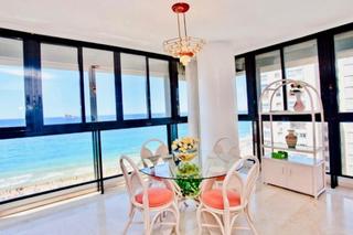 Pis a Playa Levante. Fantaacutestico piso de lujo con 135 msup2 uacutetiles.  consta