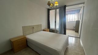 Piso en Playa Poniente. Este apartamento de planta baja fue un local comercial que se ha